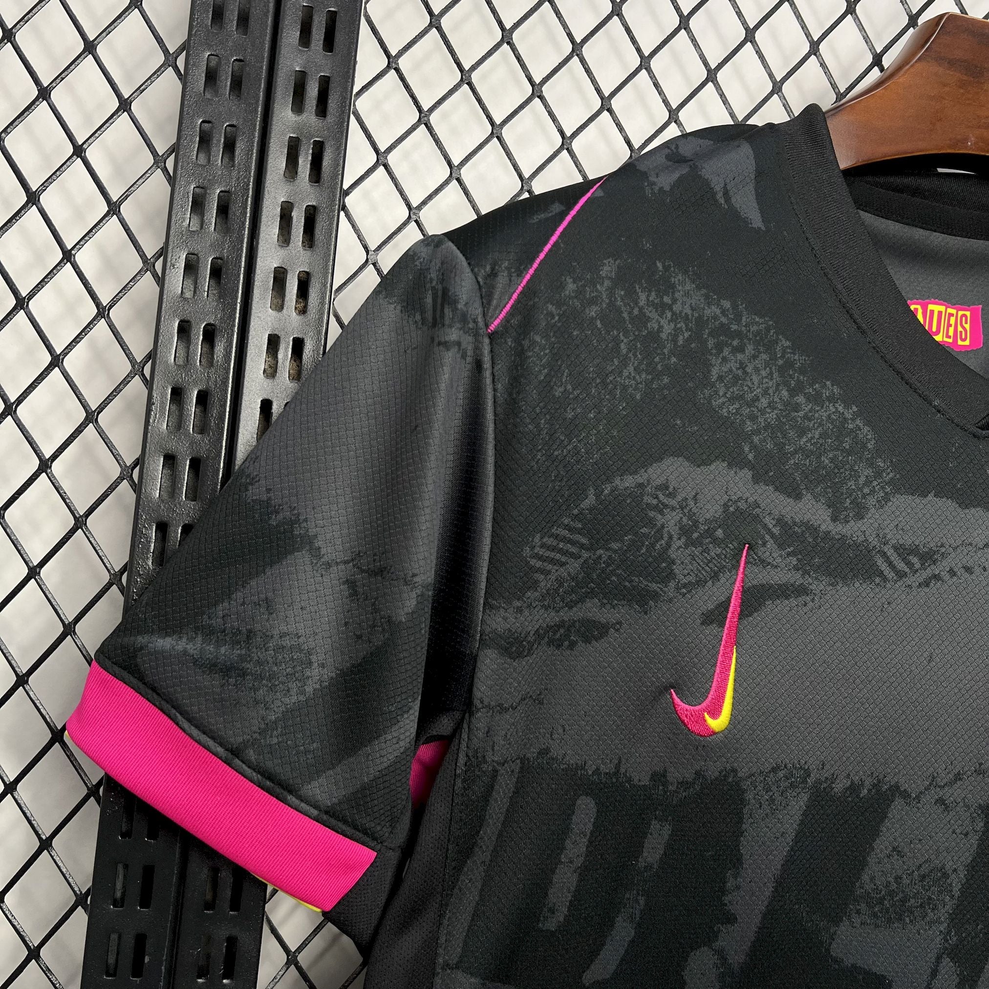 24/25 Maillot Third de CHELSEA Rose/Noir - Maillot du Monde