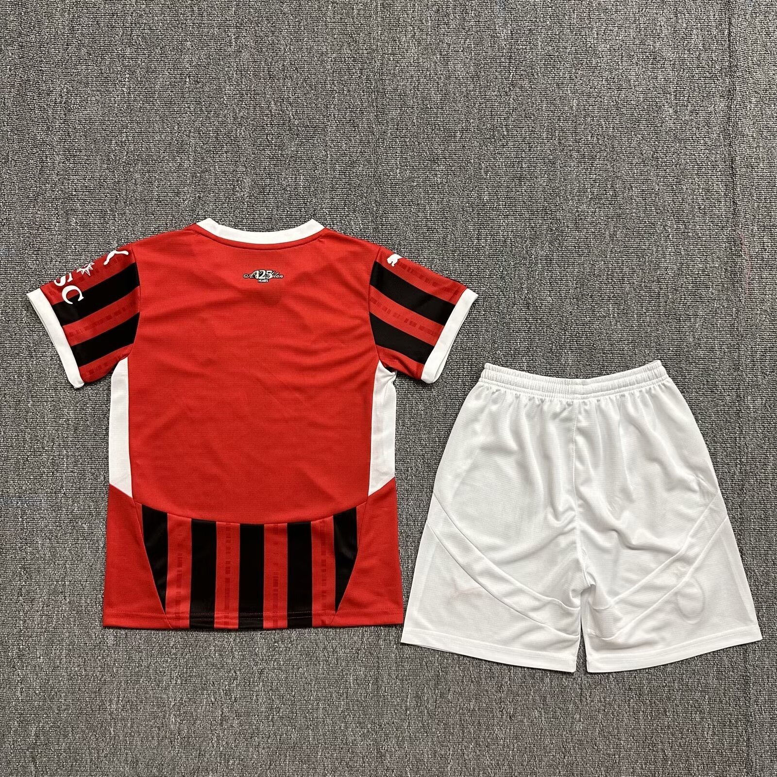 MAILLOT ENFANT AC MILAN DOMICILE 2024/2025 - Maillot du Monde