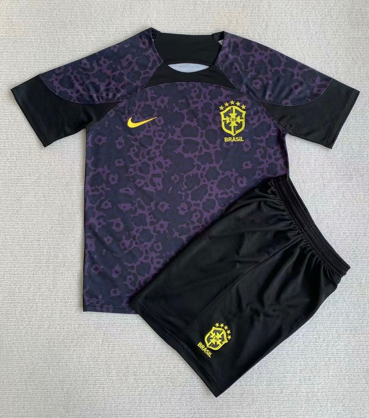 22/23 Ensemble d’entraînement BRÉSIL Noir/Jaune - Maillot du Monde